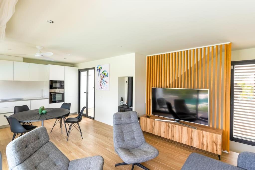 Genoveses Suites, 3 Hab, Garaje, Piscina, Solarium Y Wifi *
